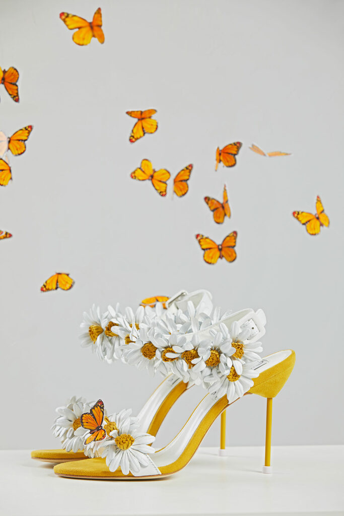 Sandália amarela com 36 margaridas brancas de couro, Margarida Sandals Giseli Dias, salto agulha de 100 mm.