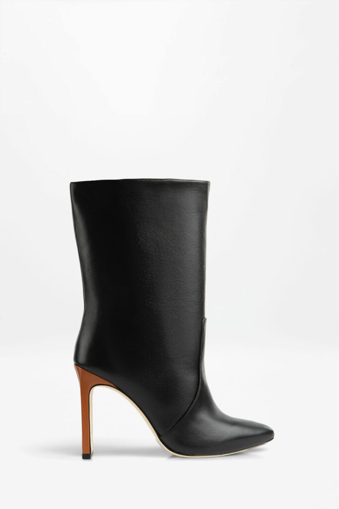 Bota feminina de luxo Kate Black da Giseli Dias em couro preto macio, cano médio e salto bloco de 110 mm, feita à mão no Brasil.
