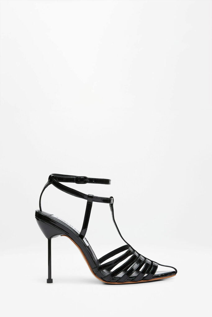 Scarpin de luxo Joli Black d'Orsay da Giseli Dias em couro preto envernizado, com tiras delicadas e salto agulha de aço de 100 mm.