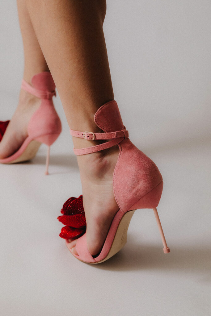 Sandália rosa Audrey Pink Giseli Dias em camurça com flor vermelha de glitter e salto agulha.