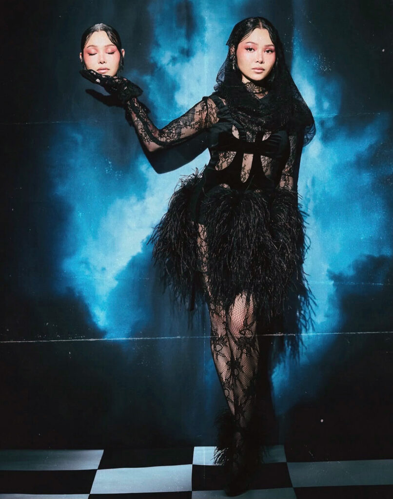Bella Poarch usando sandálias Maria Black com plumas da Giseli Dias em editorial da revista tmrw.
