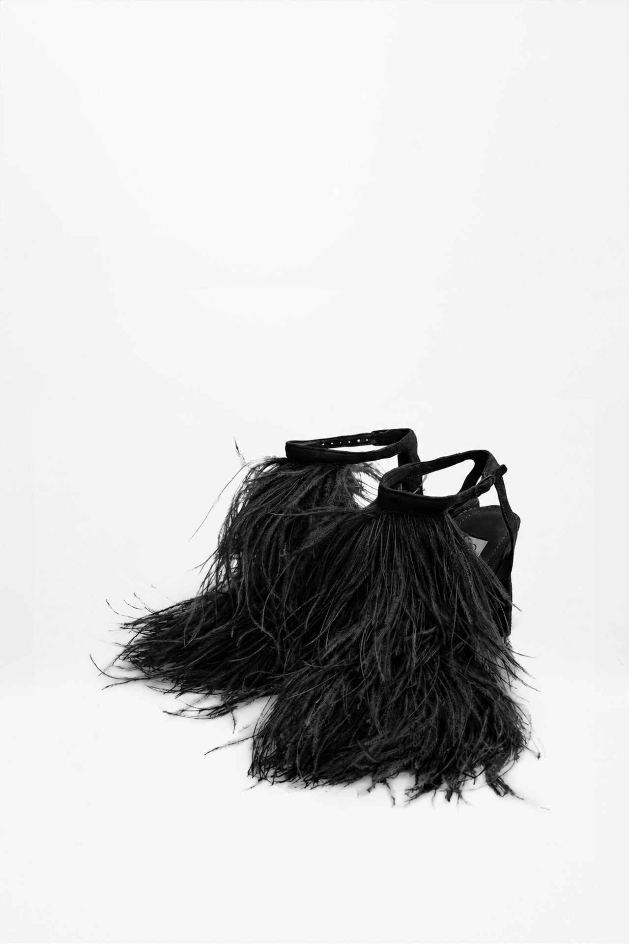 ALMA BLACK FEATHER SANDALS - Imagem 2