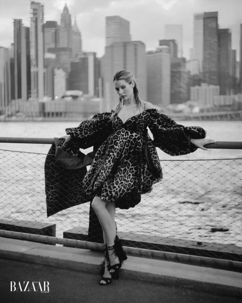 Giseli Dias na Harper’s Bazaar. Modelo Emily Fay usando sandálias de luxo Giseli Dias com vestido de estampa animal no editorial Nostalgia da Harper’s Bazaar Ecuador, em Nova York.