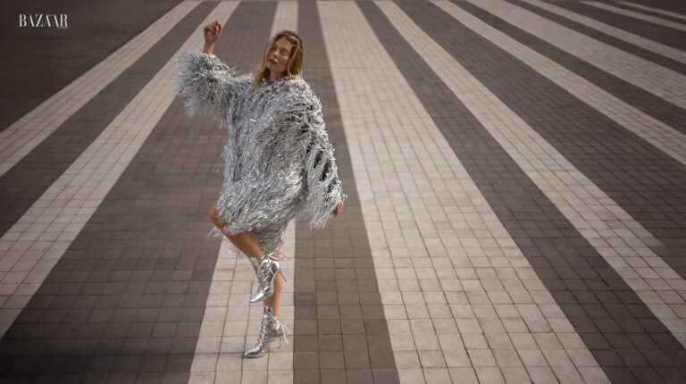 Emily Fay usando calçados metalizados Giseli Dias com look prateado no editorial de moda Nostalgia da Harper’s Bazaar Ecuador, fotografado por Alexe Bec.