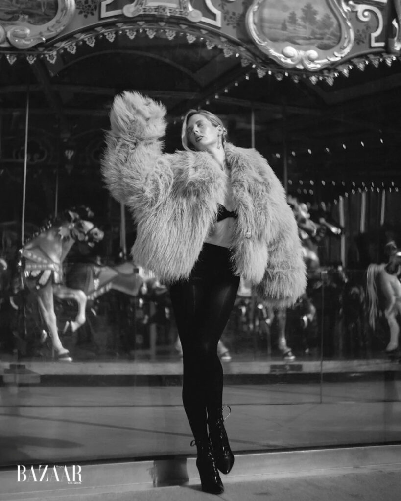 Modelo Emily Fay usando botas pretas Giseli Dias com casaco volumoso no editorial Nostalgia da Harper’s Bazaar Ecuador, fotografado no Brooklyn.