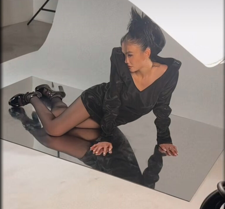 Agnez Mo usando plataformas Constance Black da Giseli Dias em editorial de moda para a Schön! Magazine.